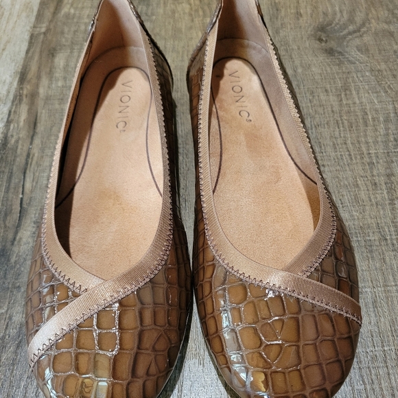 Vionic Women's Brown Croc-Embossed Flats - Picture 1 of 10
